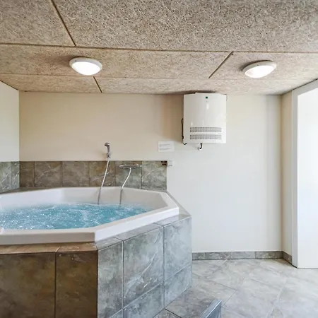 Beautiful Home In Hojer With Sauna Højer